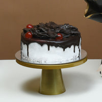 باقة ورد خوخي أنيقة مع كعكة بلاك فورست شهية