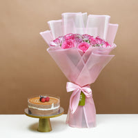 روعة مزدوجة: ورود وردية وبنفسجية مع كعكة الشوكولاتة الثلاثية اللذيذة