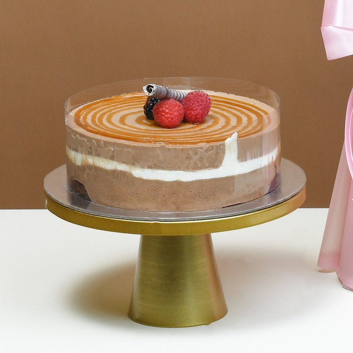 روعة مزدوجة: ورود وردية وبنفسجية مع كعكة الشوكولاتة الثلاثية اللذيذة