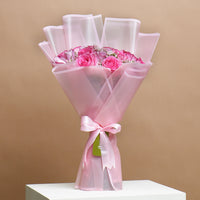 روعة مزدوجة: ورود وردية وبنفسجية مع كعكة الشوكولاتة الثلاثية اللذيذة