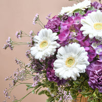 تناغم زهري أرجواني أنيق في مزهرية مصممة