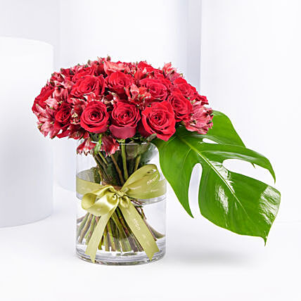 أبدًا في الحب: تنسيق أنيق من الورود الحمراء والألستروميريا