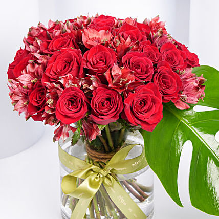 أبدًا في الحب: تنسيق أنيق من الورود الحمراء والألستروميريا