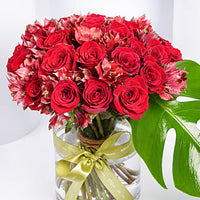 أبدًا في الحب: تنسيق أنيق من الورود الحمراء والألستروميريا