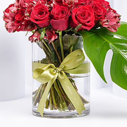 أبدًا في الحب: تنسيق أنيق من الورود الحمراء والألستروميريا