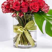 أبدًا في الحب: تنسيق أنيق من الورود الحمراء والألستروميريا