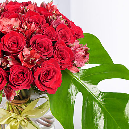 أبدًا في الحب: تنسيق أنيق من الورود الحمراء والألستروميريا