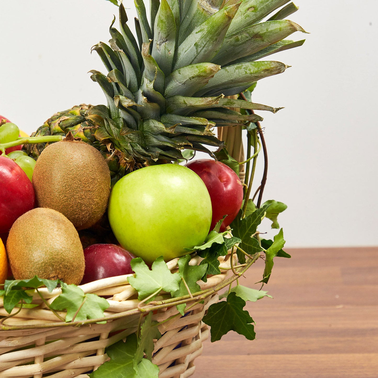 Deluxe Fresh Fruit Basket Gift – A Vibrant Assortment of Nature's Best