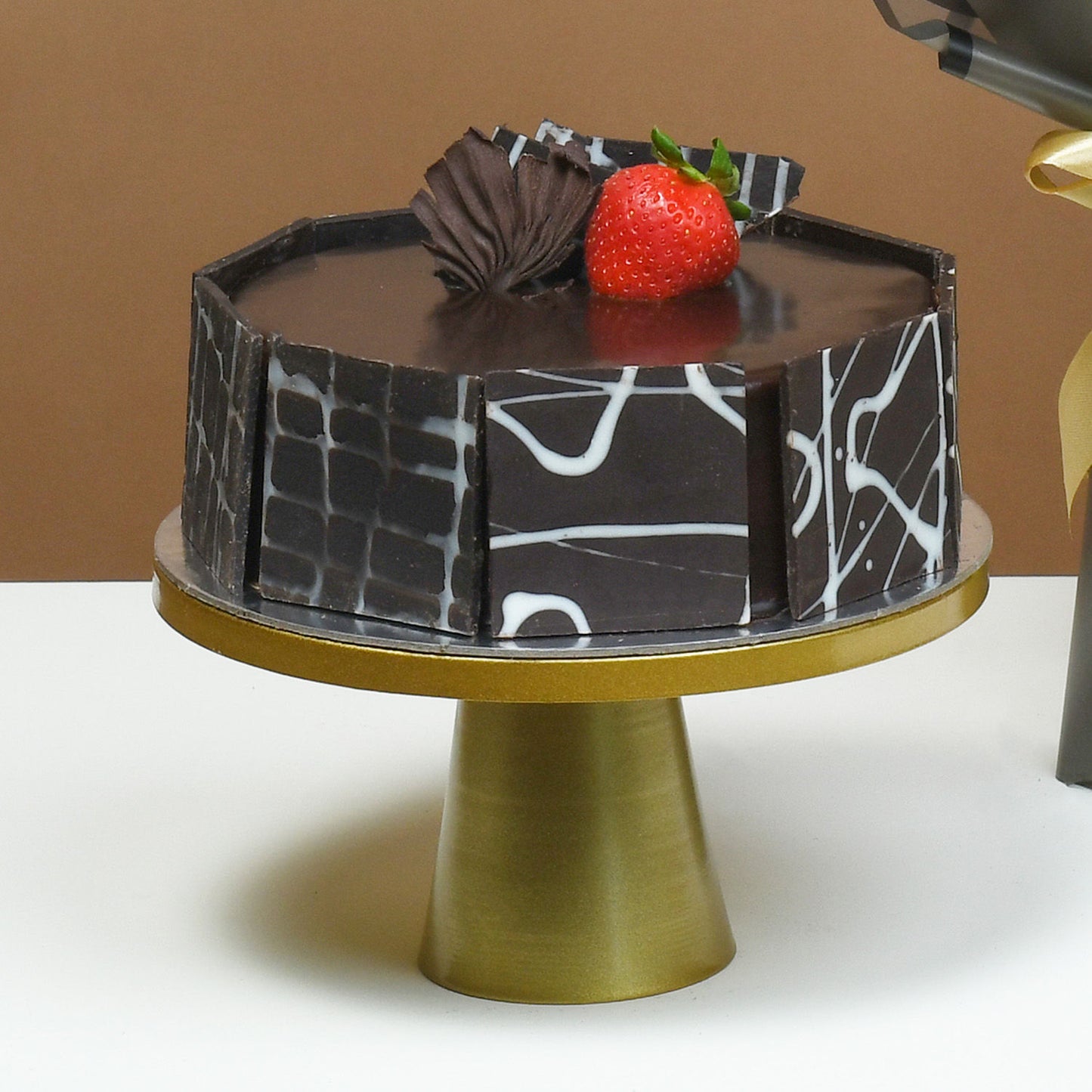 Golden Twilight Roses & Chocolate Cake Delight Gift Set