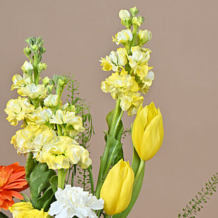 صندوق هدايا بتلات الزهور وفخامة الحلوى