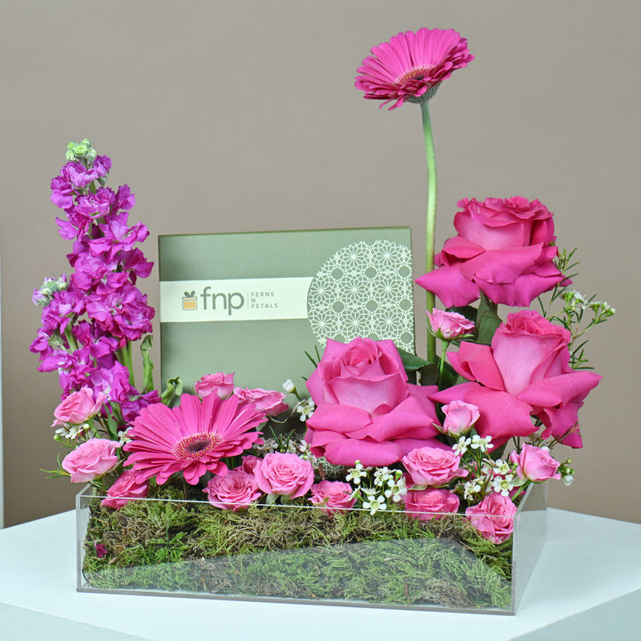 تنسيق زهور الورد المبتهج مع شوكولاتة لذيذة