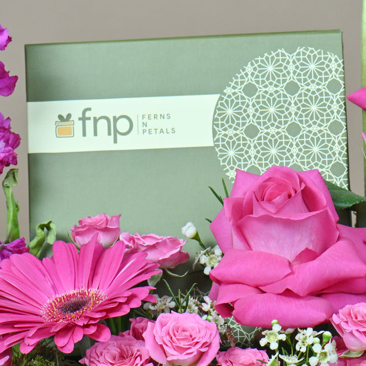 تنسيق زهور الورد المبتهج مع شوكولاتة لذيذة