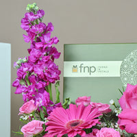 تنسيق زهور الورد المبتهج مع شوكولاتة لذيذة