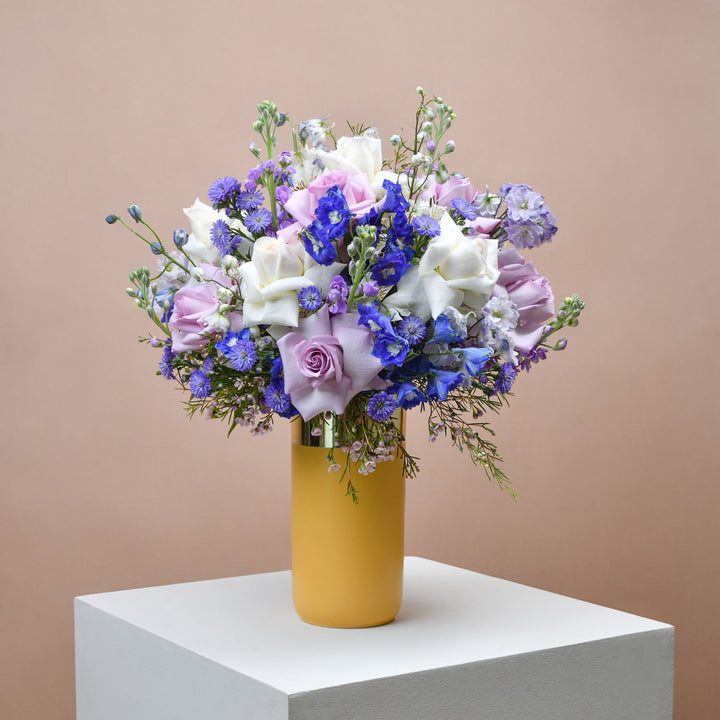 إبداع زهور ممزوجة في مزهرية سيراميك