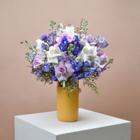 إبداع زهور ممزوجة في مزهرية سيراميك