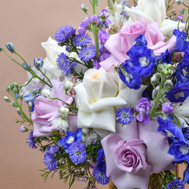 إبداع زهور ممزوجة في مزهرية سيراميك