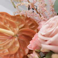 زهور مختلطة أنيقة في إناء خشبي دائري فني