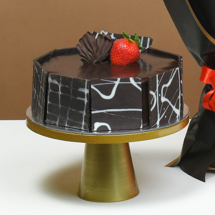 باقة الأزهار المشمسة الأنيقة مع كعكة الشوكولاتة الفاخرة