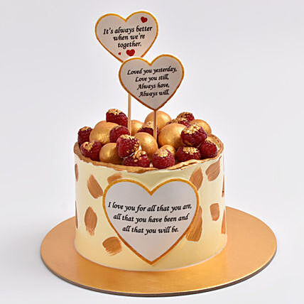 كيك الحب الذهبي بالشوكولاتة مع التوت ولمسات ذهبية