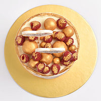 كيك الحب الذهبي بالشوكولاتة مع التوت ولمسات ذهبية