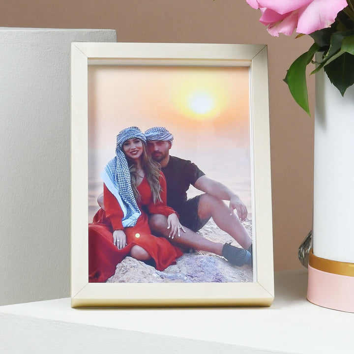 ترتيب هدية رومانسية أنيق مع بالون على شكل قلب وإطار شخصي