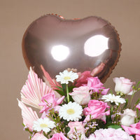 ترتيب هدية رومانسية أنيق مع بالون على شكل قلب وإطار شخصي