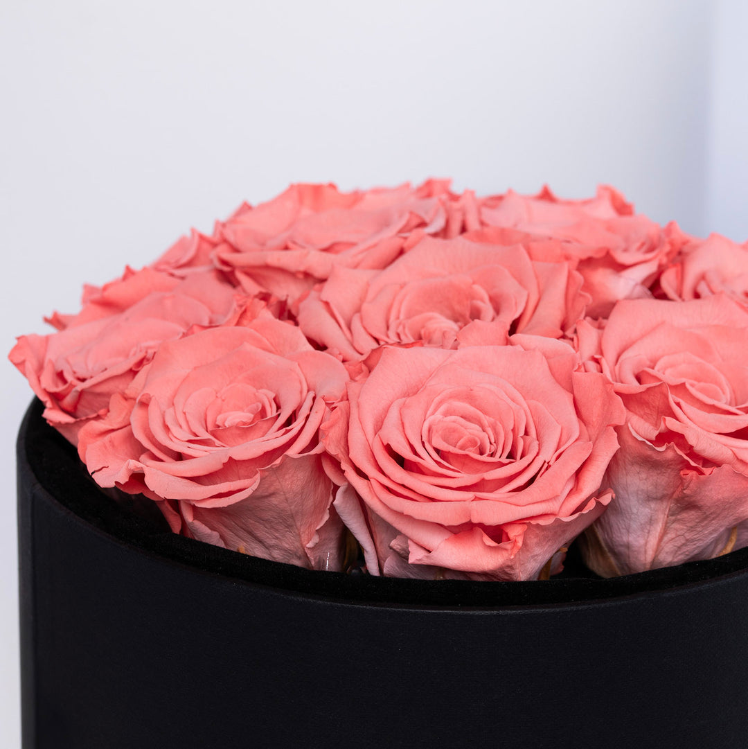 أزهار من القلب – 12 وردة وردية أبدية فاخرة في علبة سوداء أنيقة