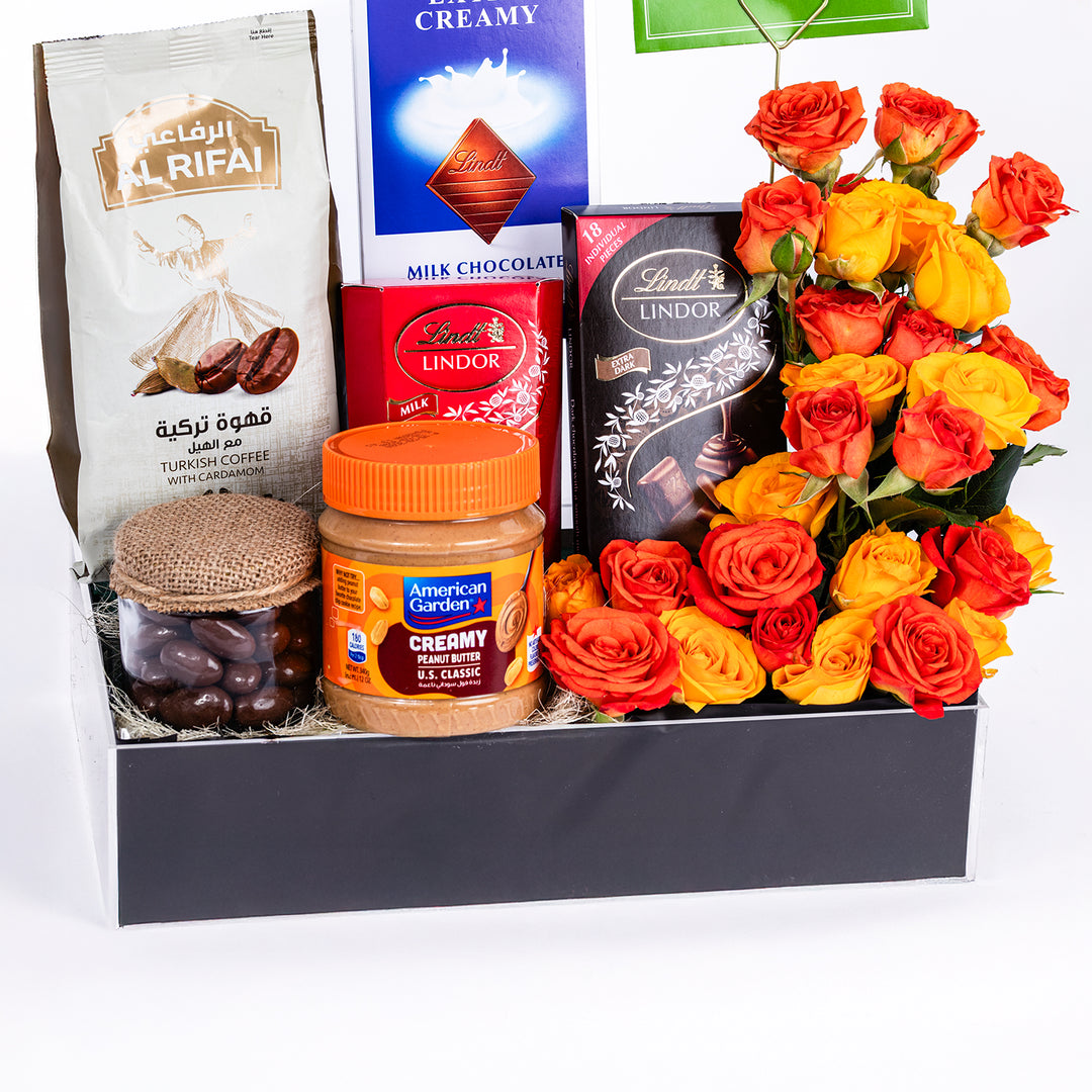 تشكيلة هدايا فاخرة من المأكولات الراقية والورود المختلطة النابضة بالحياة