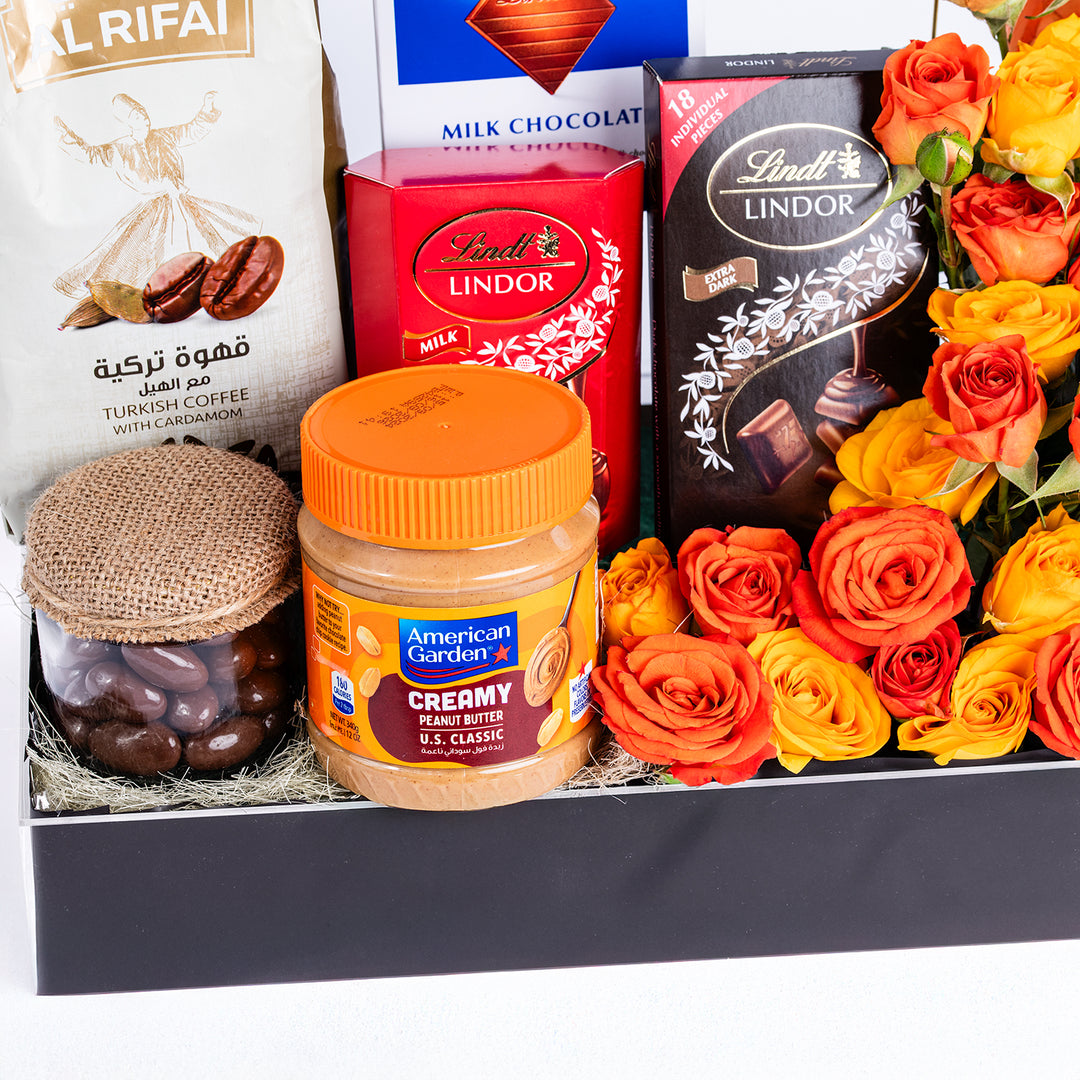 تشكيلة هدايا فاخرة من المأكولات الراقية والورود المختلطة النابضة بالحياة