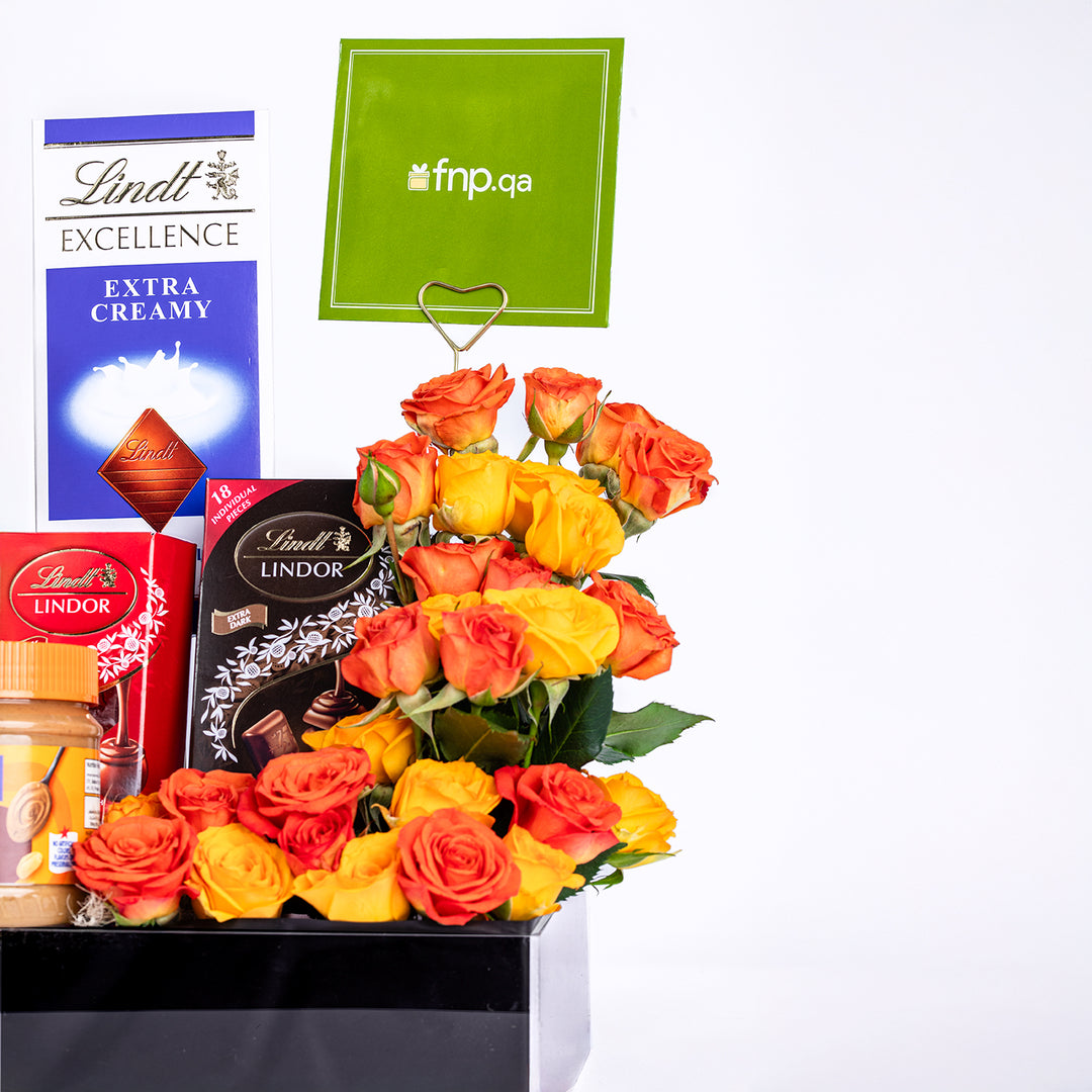 تشكيلة هدايا فاخرة من المأكولات الراقية والورود المختلطة النابضة بالحياة