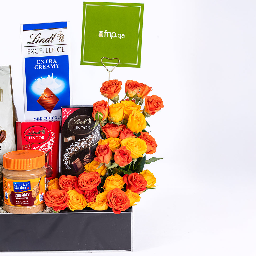 تشكيلة هدايا فاخرة من المأكولات الراقية والورود المختلطة النابضة بالحياة