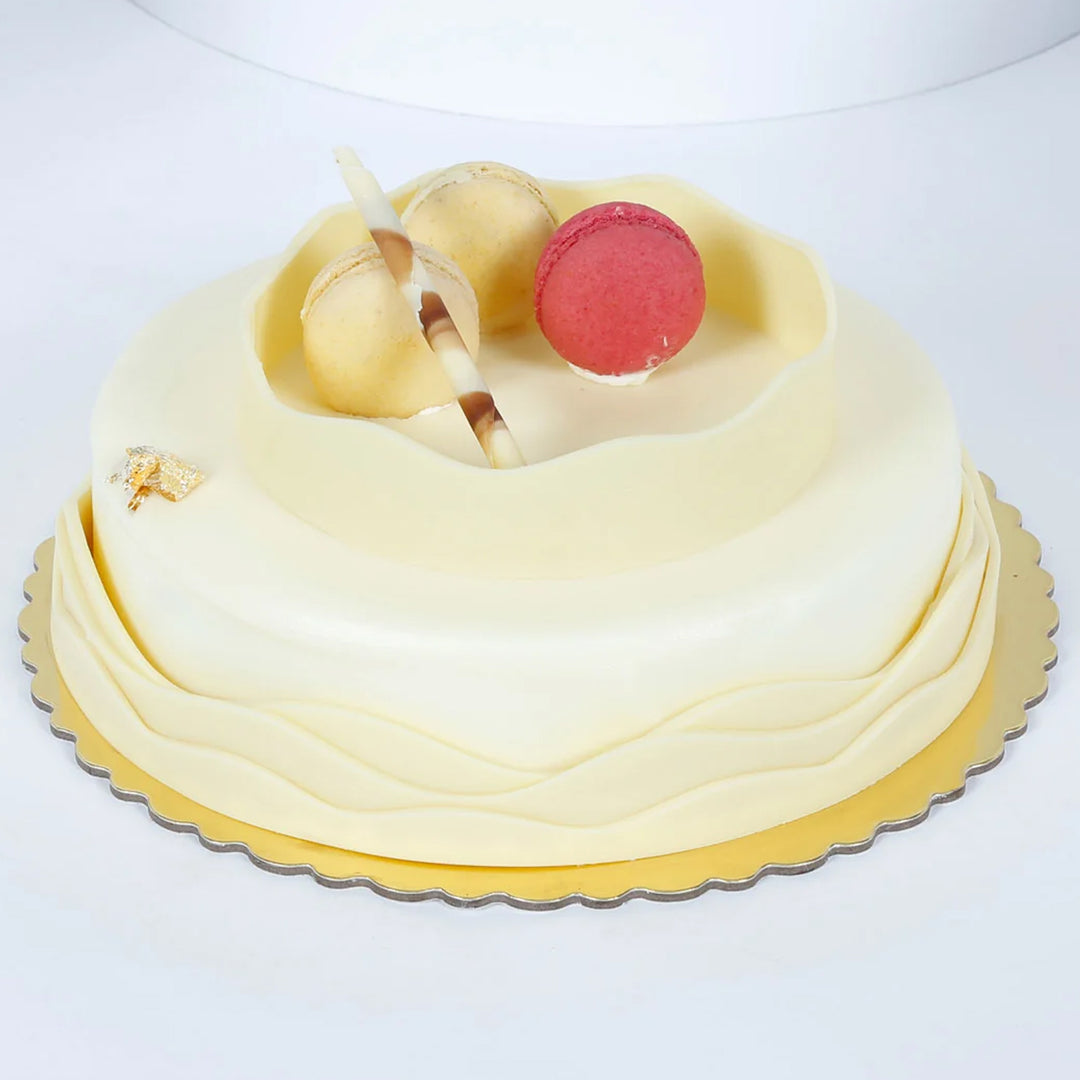 كيك فانيليا 1 كجم لذيذ مع تزيين الماكرون - مثالي للاحتفالات