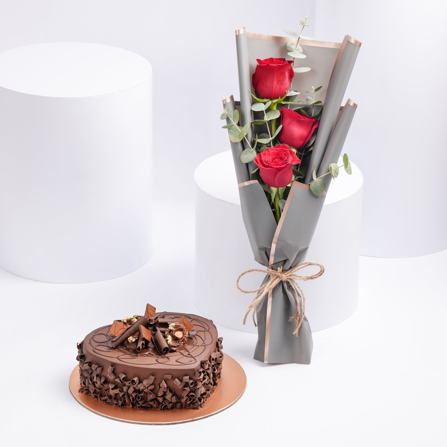 3 Red Rose & Chocolate Cake