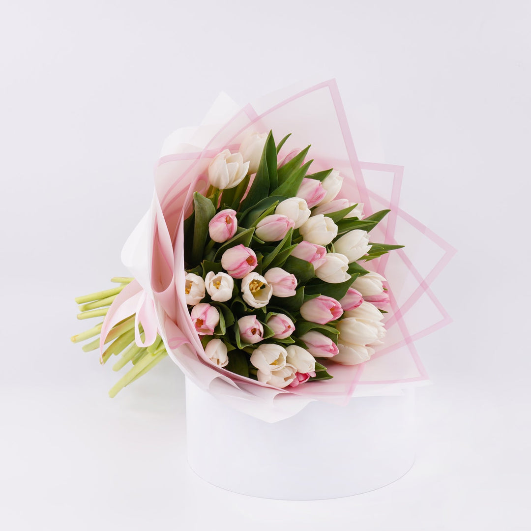 باقة زهور التوليب الوردية والبيضاء الفاخرة - هدية مثالية لكل المناسبات