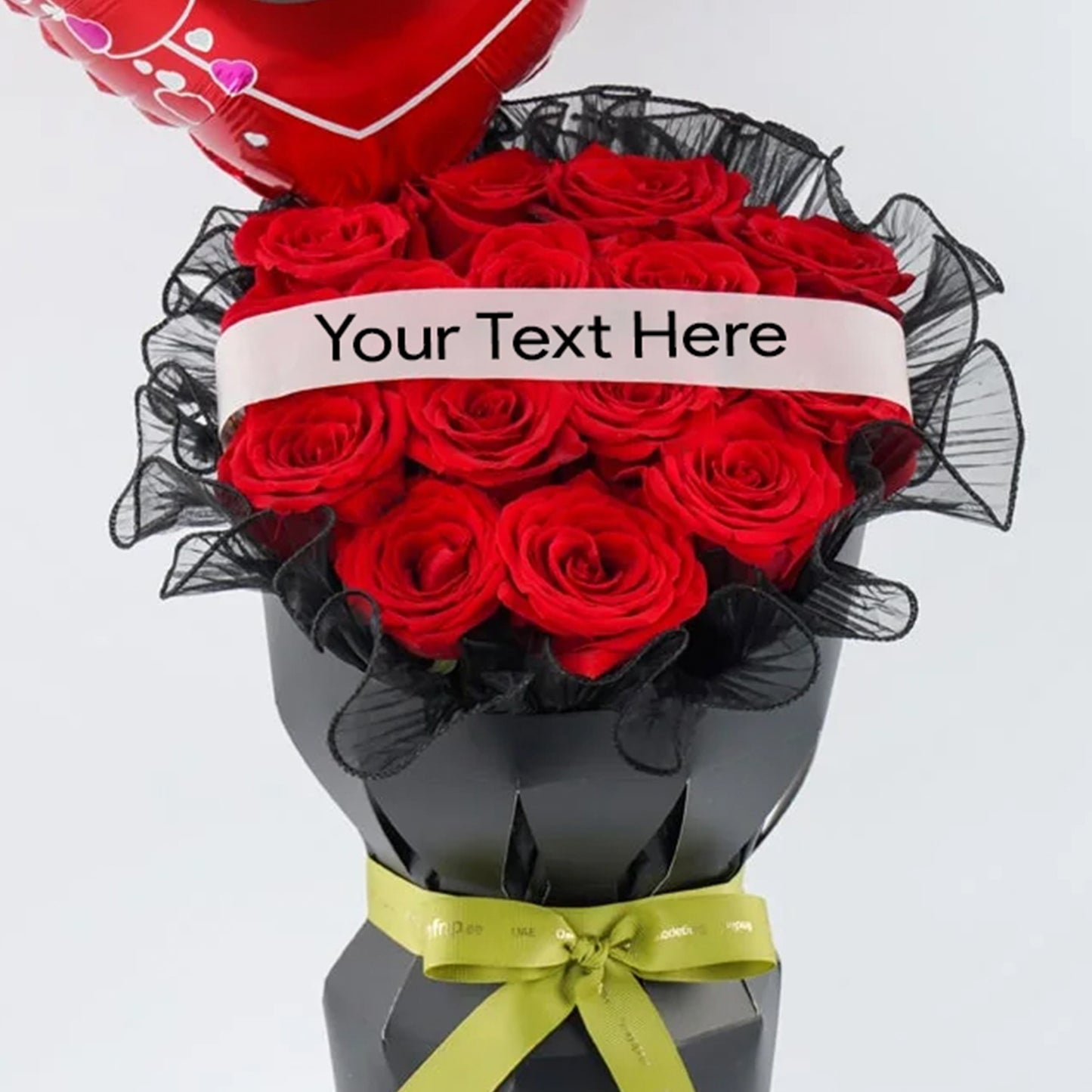 ورود حمراء وبالونات على شكل قلب