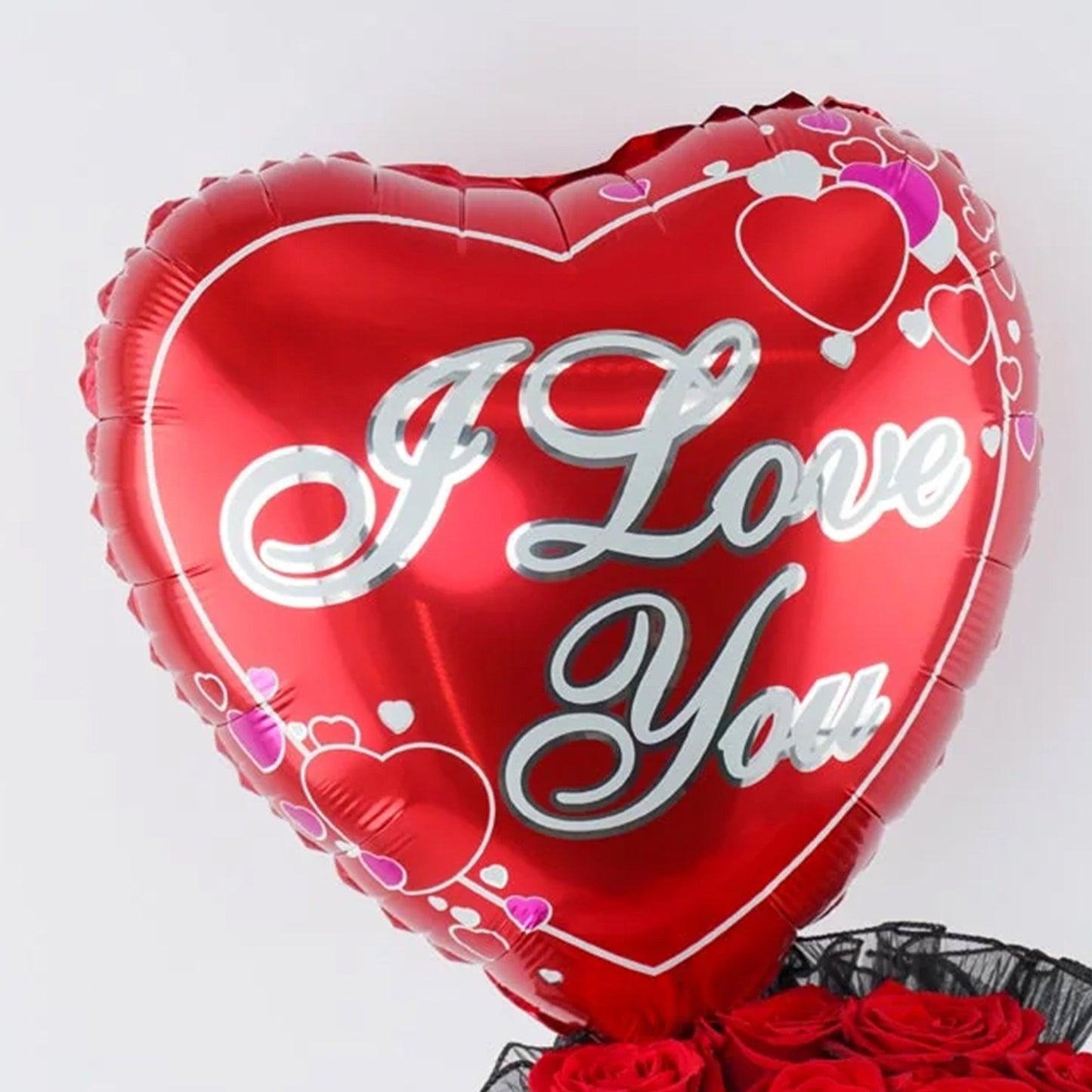 ورود حمراء وبالونات على شكل قلب