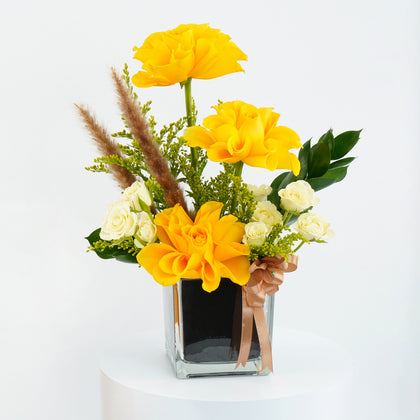 Godiva | Gold Collection Assorted Chocolate - 15 Pcs & Flower Vase
