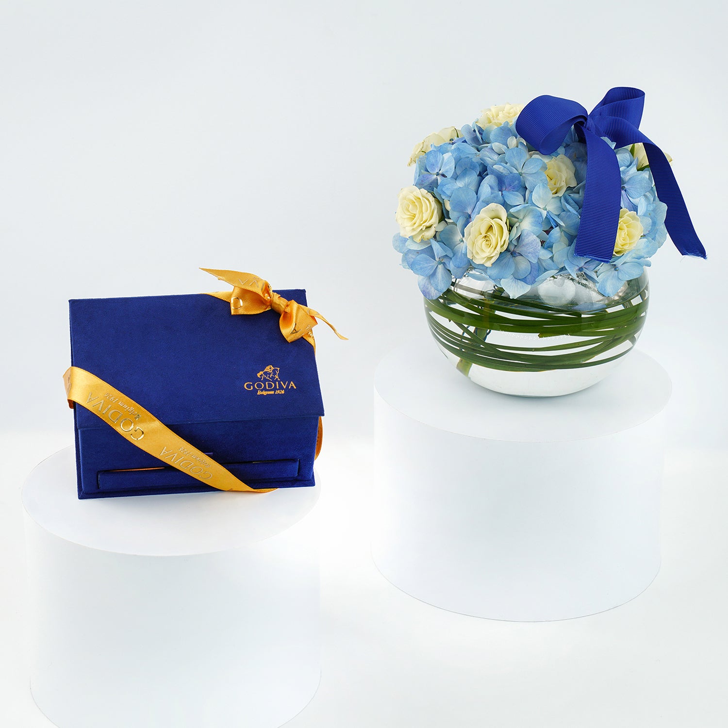 Godiva | Mini Royal Box - Navy Blue & Hydrangea Vase