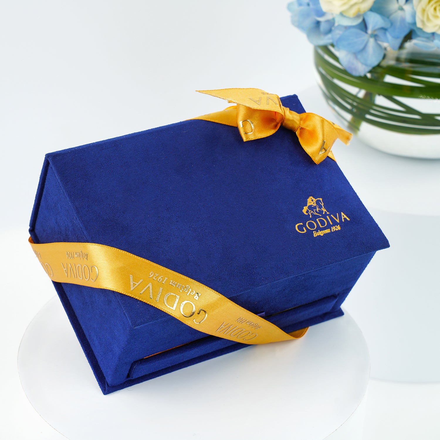 Godiva | Mini Royal Box - Navy Blue & Hydrangea Vase