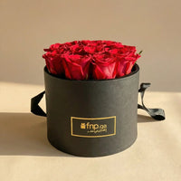 12 وردة حمراء فاخرة في صندوق دائري أنيق