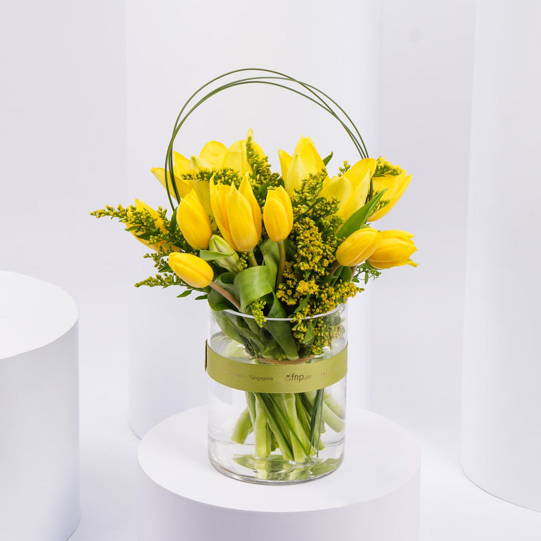 تنسيق مزهرية زهور التوليب والزنبق الصفراء الأنيق