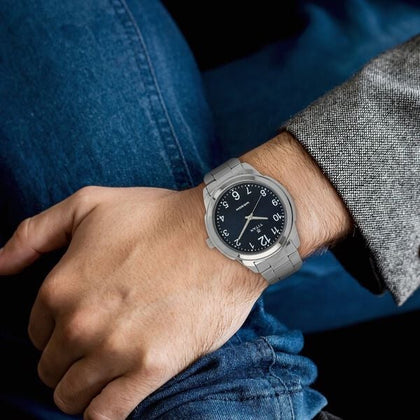 أناقة خالدة: مجموعة هدايا ورود حمراء وساعة تيتان زرقاء