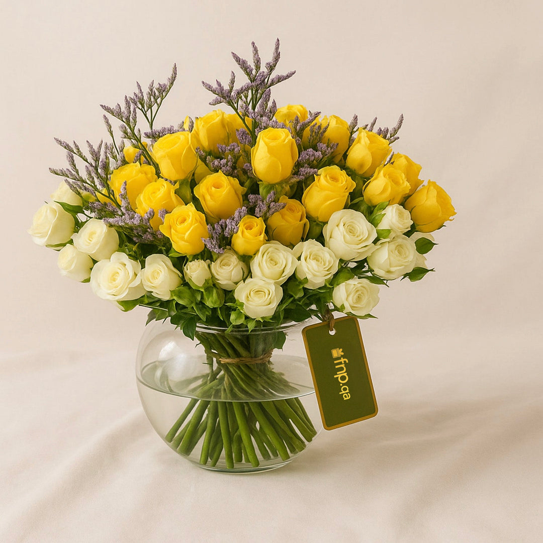 سحر الزهور: باقة ورود صفراء وبيضاء أنيقة في وعاء زجاجي