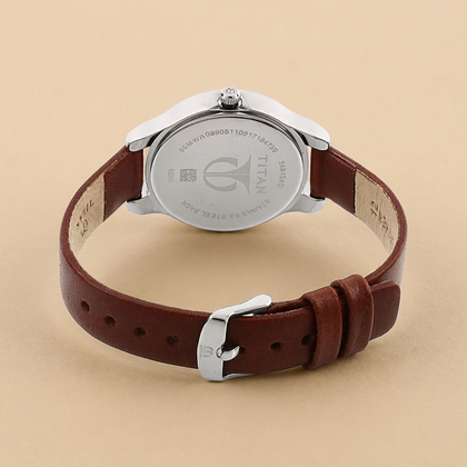 تنسيق الوعد القلبي مع ساعة تيتان للنساء