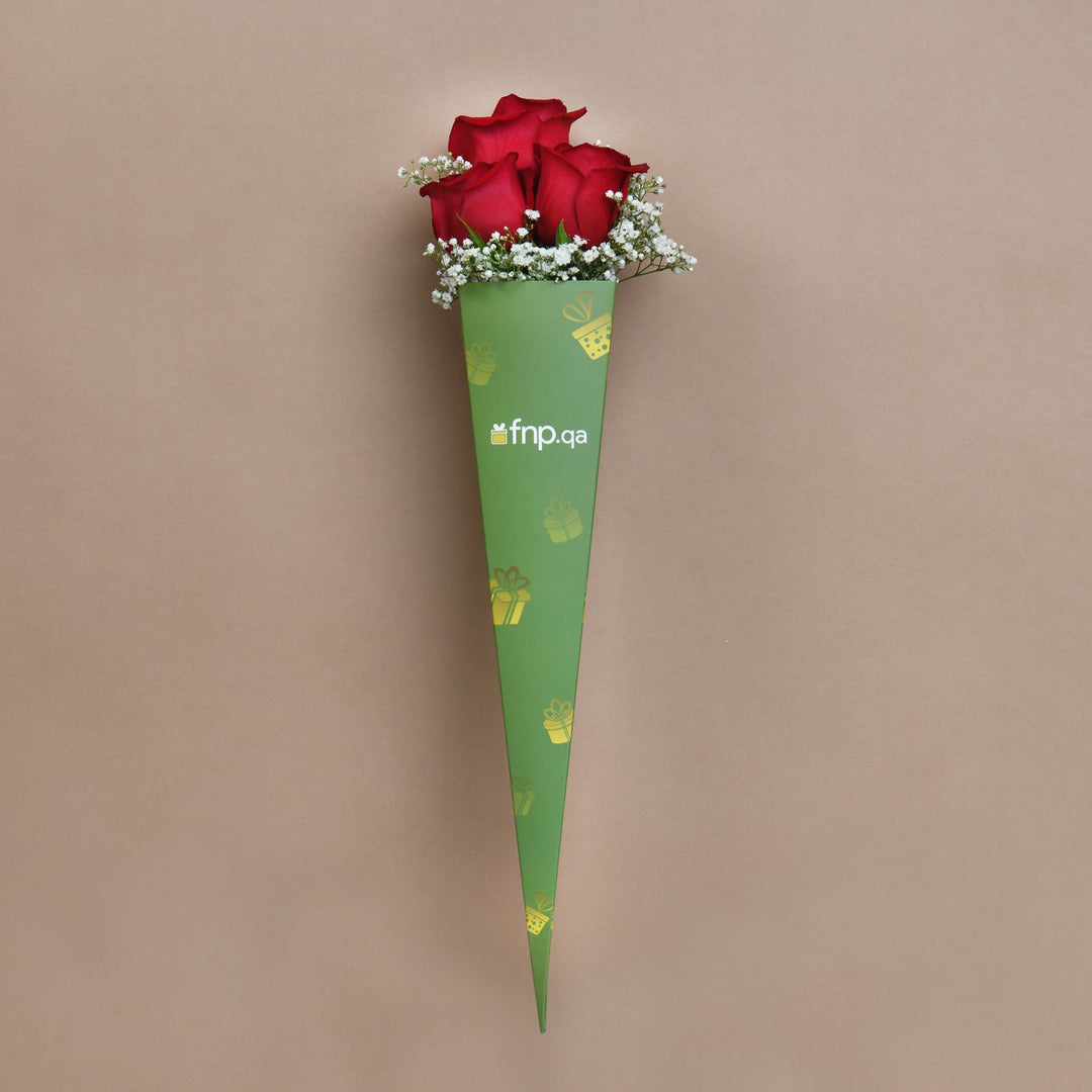 باقة أنيقة من 3 ورود حمراء مع جِبْسُوفِيلَا في غلاف أخضر أنيق