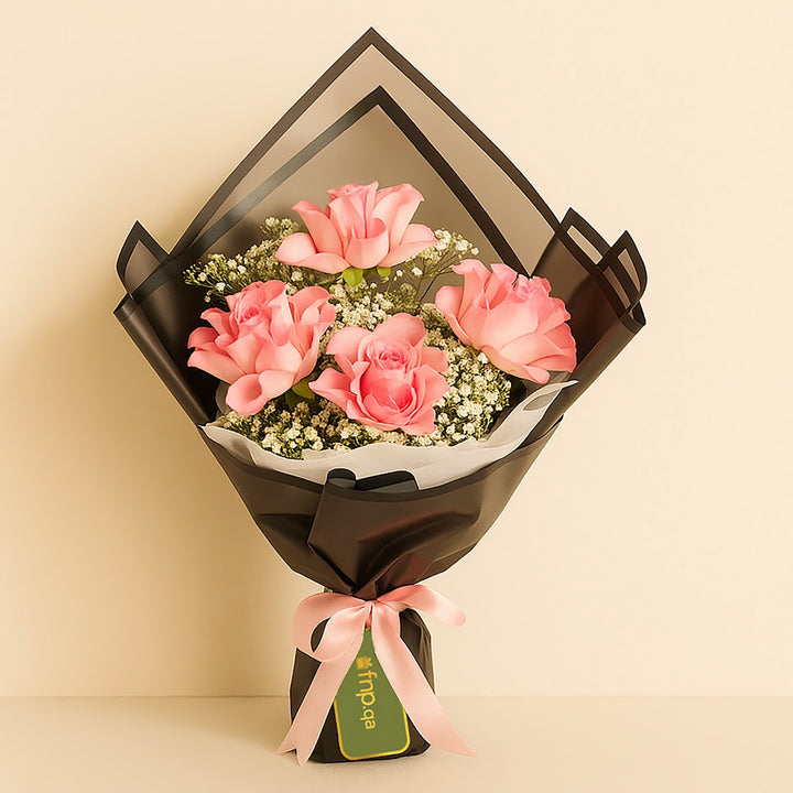 باقة ورود وردية أنيقة مع لمسات من الجيبسوفيلا