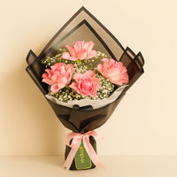 باقة ورود وردية أنيقة مع لمسات من الجيبسوفيلا