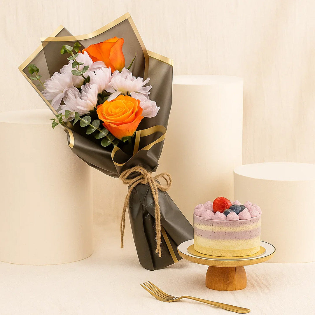 مزيج رائع من كيكة التوت الأزرق الصغيرة وباقة الزهور الزاهية