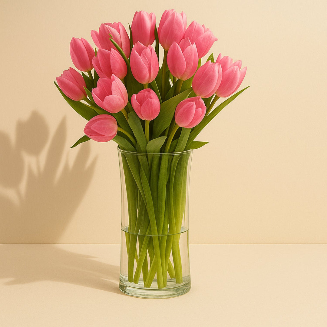 باقة أنيقة من 20 زهرة توليب وردية في مزهرية زجاجية