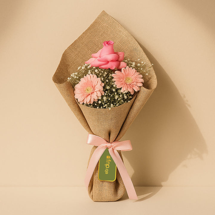 باقة أنيقة من الجربيرا والورود الوردية مع الجيبسو الرقيق